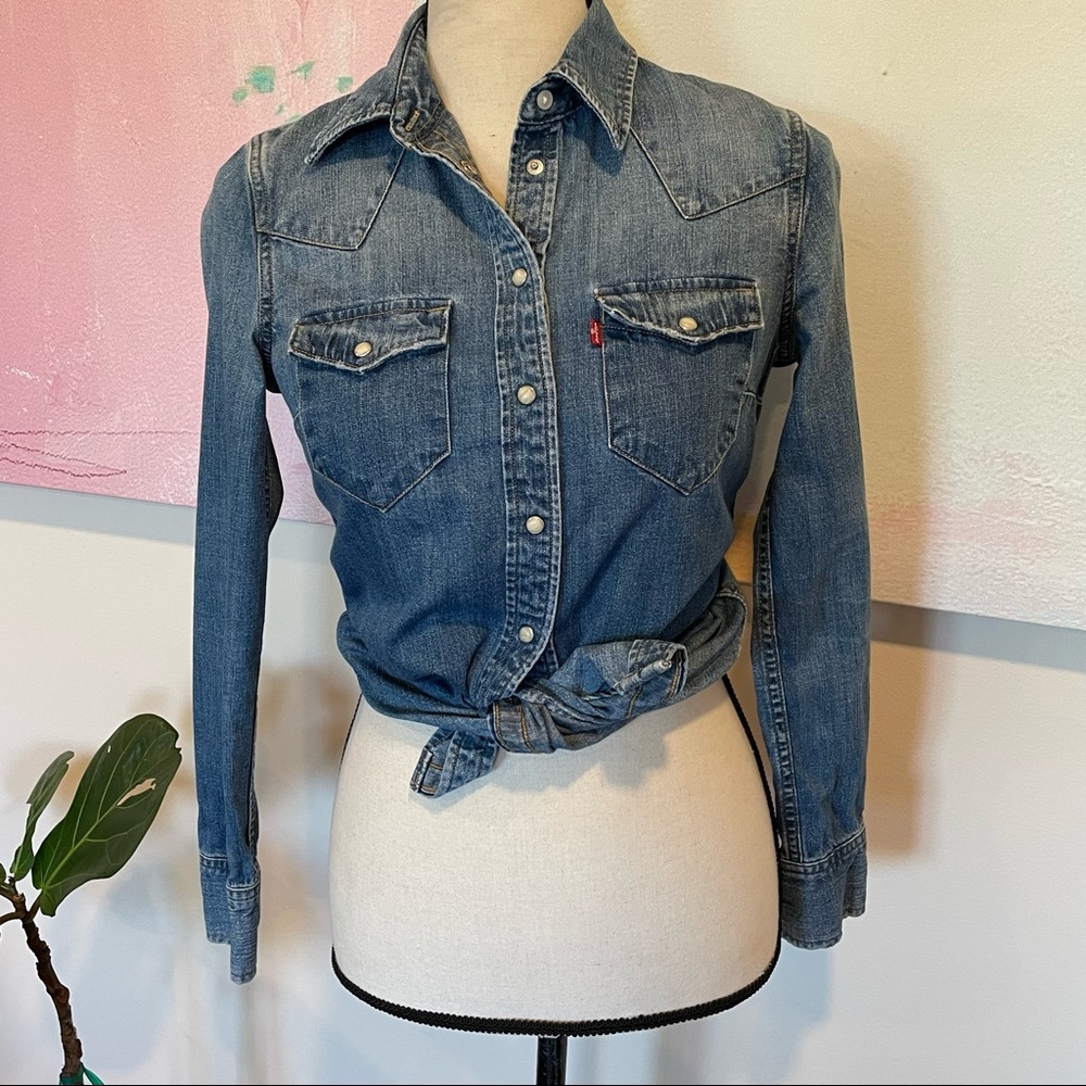 Levi's Tailored Fit Long Sleeve Denim Pearl Snap Shirt Women’s Sz XS Jean Cotton - Picture 1 of 8